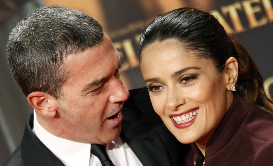 Cast members Antonio Banderas (L) and Salma Hayek pose to promote their animated film "Puss In Boots" in Berlin November 22, 2011. REUTERS/Fabrizio Bensch (GERMANY - Tags: ENTERTAINMENT)