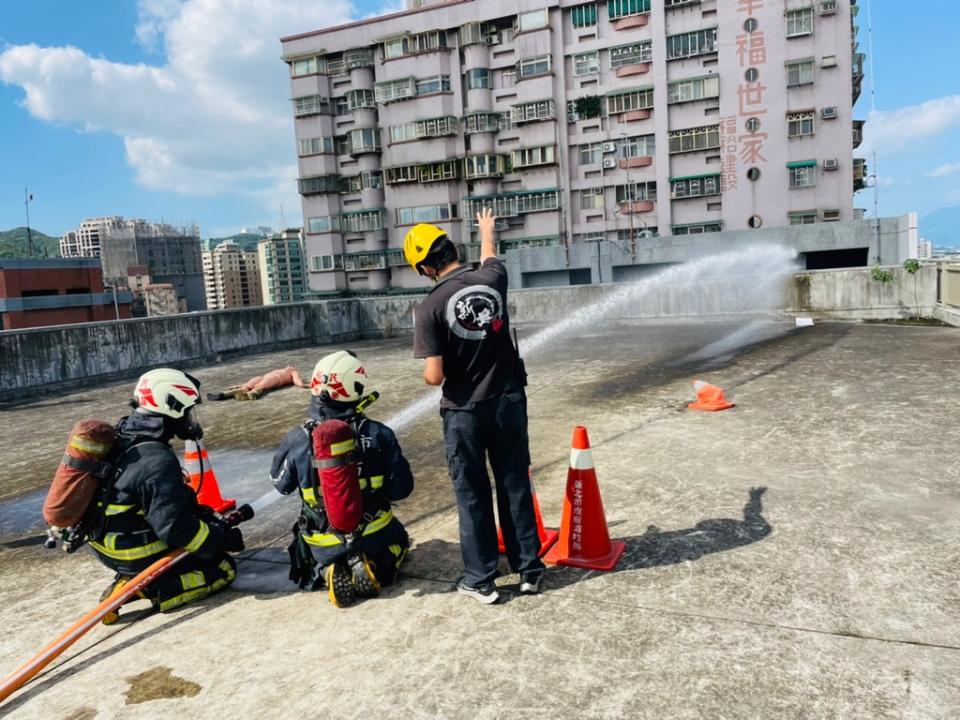 《圖說》新北市消防局第二大隊高樓層建築火災應變常訓26日起舉行為期五天。〈消防局提供〉