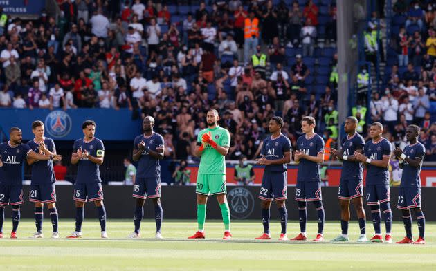 Les joueurs du PSG face à Clermont le 11 septembre 2021 au Parc des princes, au moment de l'hommage à Jean-Paul Belmondo. (Photo: Christian Hartmann via Reuters)