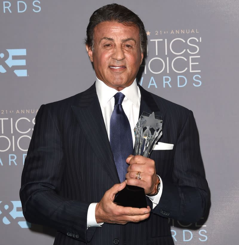 Das Jahr 2016 ist zwar noch jung. Doch für Sylvester Stallone könnte es gar nicht besser laufen. In den letzten Tagen bekam der Actionstar bereits mehr Filmpreise verliehen als in seiner kompletten bisherigen Karriere. Und für seine Rolle als alternder Rocky Balboa in dem Boxerdrama „Creed“ erhält der Haudrauf gerade Lob von allen Seiten.