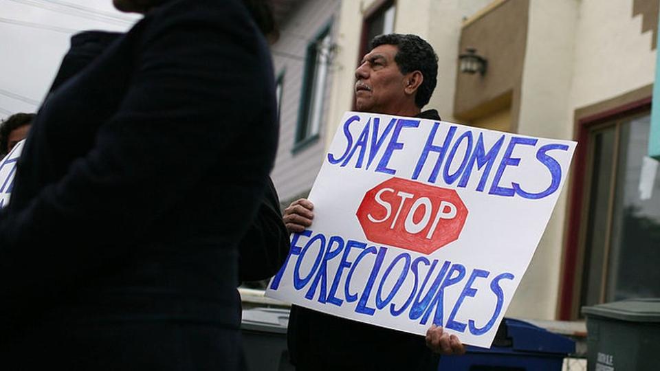 Persona protestando por desalojos