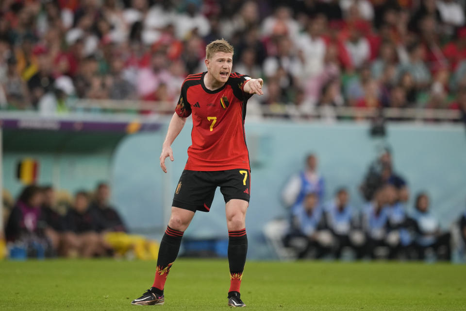 El belga Kevin De Bruyne gesticula durante un partido del Grupo F del Mundial contra Marruecos, en el estadio Al Thumama, en Doha, Qatar, el 27 de noviembre de 2022. (AP Foto/Frank Augstein)