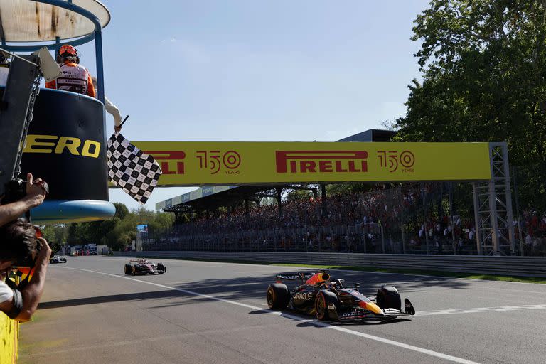 Max Verstappen cruza la línea final en Monza