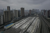 Abgestellte Schnellzüge am Bahnhof Hankou in Wuhan: Die Metropole ist weitgehend von der Außenwelt abgeschnitten. (Bild: Getty Images)