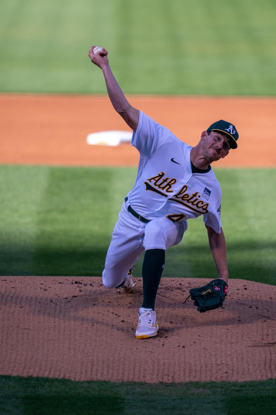 Oakland Athletics starting pitcher Chris Bassitt (40) delivers a pitch against the Arizona Diamondbacks on June 8, 2021, in Oakland.