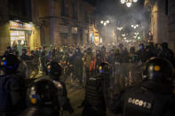 Le immagini della seconda notte di manifestazioni contro le restrizioni anti-Covid a Barcellona, sabato 31 ottobre. Una ventina di persone è risultata ferita, e altrettante sono state arrestate. (AP Photo/Emilio Morenatti)