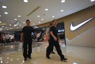 <p>El valor de una acción de Nike ha pasado de 63,49 dólares a 76,36 desde el mes de enero, un 20% más. Su buen año se debe en buena parte al éxito de ventas en China y a la controvertida campaña protagonizada por el jugador de fútbol americano Colin Kaepernick, que dio excelentes resultados en Estados Unidos. (Foto: Wang Zhao / AFP / Getty Images). </p>