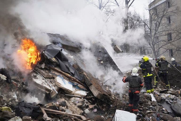 Rescatistas trabajan junto a los restos de un edificio dañado por un ataque ruso, en Kharkiv, Ucrania, el 23 de junio de 2024. (AP Foto/Andrii Marienko)