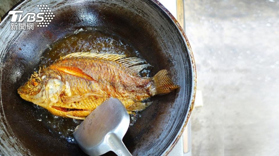 許多人愛吃魚，但仍怕魚刺會卡在喉嚨。（示意圖／Shutterstock達志影像）