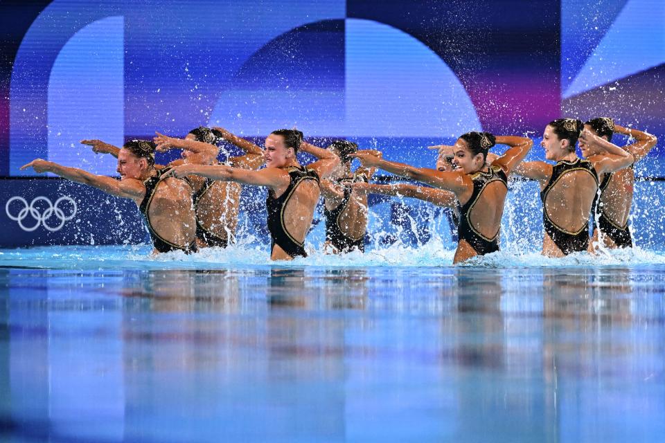 Olympic USA artistic swimmers casually moonwalked upsidedown during an