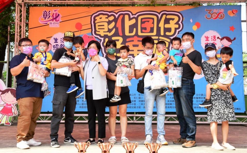 王惠美表揚獲獎的親子，鼓勵大家記得陪著小孩快樂成長。（記者曾厚銘攝）