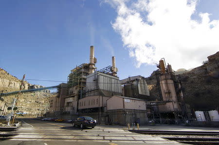 The coal-fired Castle Gate Power Plant is pictured outside Helper, Utah November 27, 2012. The plant was closed in the Spring of 2015 in anticipation of new EPA regulations. President Barack Obama will unveil on August 3, 2015 the final version of his plan to tackle greenhouse gases from coal-fired power plants, kicking off what is expected to be a tumultuous legal battle between federal environmental regulators and coal industry supporters. REUTERS/George Frey