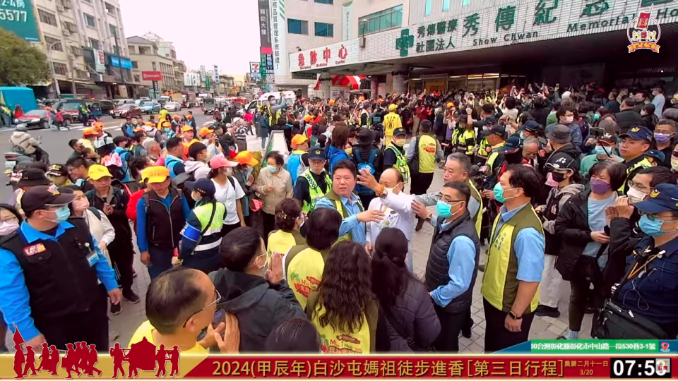 白沙屯媽祖今日凌晨進入彰化縣境內，短暫駐駕秀傳醫院祈福。（翻攝YouTube寶島神很大）