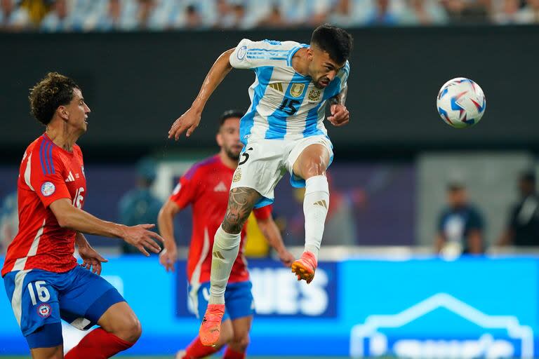 Nicolás González cabecea la pelota durante el partido entre Chile y la Argentina, por la Copa América 2024