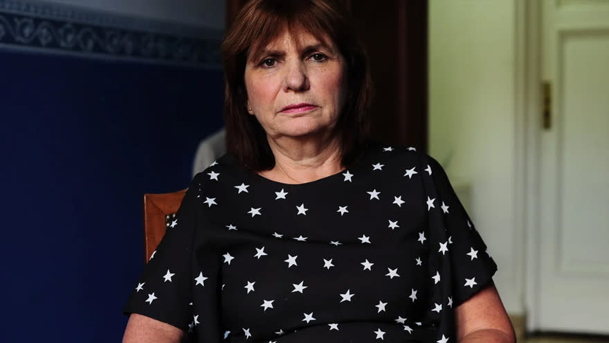 Mientras esquiva cuestionamientos de Milei, Bullrich