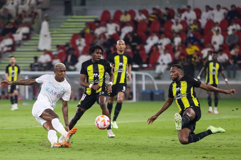 Anderson Talisca remata para el segundo gol de Al-Nassr contra Al-Ittihad