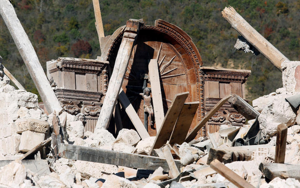 New earthquake rocks Italy, flattens historic basilica