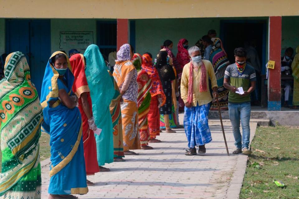 Voters queue up to cast their ballots during the last phase of Bihar state assembly elections at a polling station on November 7, 2020.<span class="copyright">Diptendu Dutta–AFP/Getty Images</span>