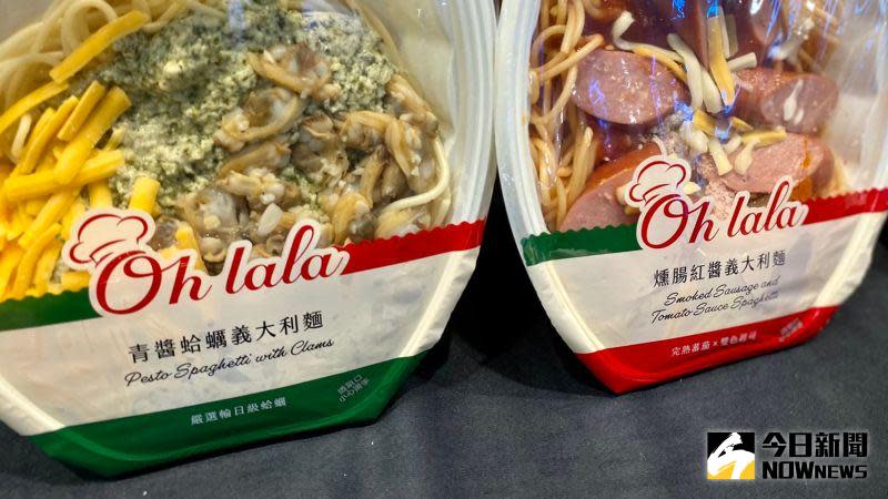 ▲新品牌「Ohlala」在明亮系包裝上藏有巧思，將口味用顏色視覺化，黃標是白醬、紅標是紅醬、綠標是青醬、黑標是清炒。（圖／記者黃韻文攝）