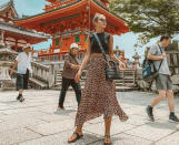 La <em>influencer</em> Alexandra Pereira presumió de estilazo en Japón con una falda 'midi' de leopardo que combinó con un <em>crop top</em> y sandalias negras. (Foto: Instagram / <a href="https://www.instagram.com/p/B08qsTeiszK/" rel="nofollow noopener" target="_blank" data-ylk="slk:@alexandrapereira;elm:context_link;itc:0;sec:content-canvas" class="link ">@alexandrapereira</a>)