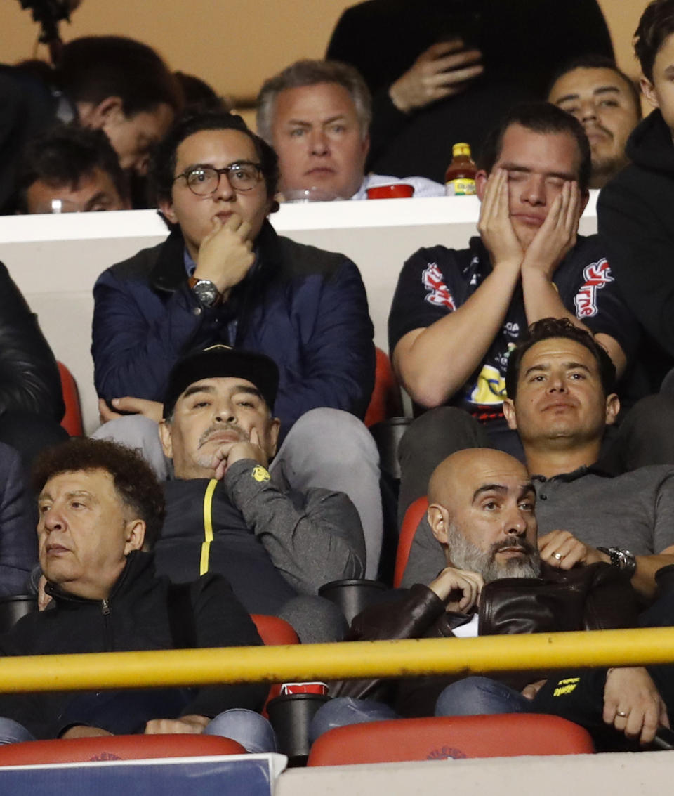 Diego Maradona (izq cent), técnico de los Dorados de Sinaloa, viendo el encuentro contra Atlético San Luis en San Luis Potosí, México, 2 de diciembre del 2018. (AP Photo/Eduardo Verdugo)