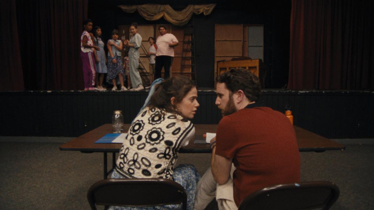  Molly Gordon and Ben Platt in Theater Camp. 