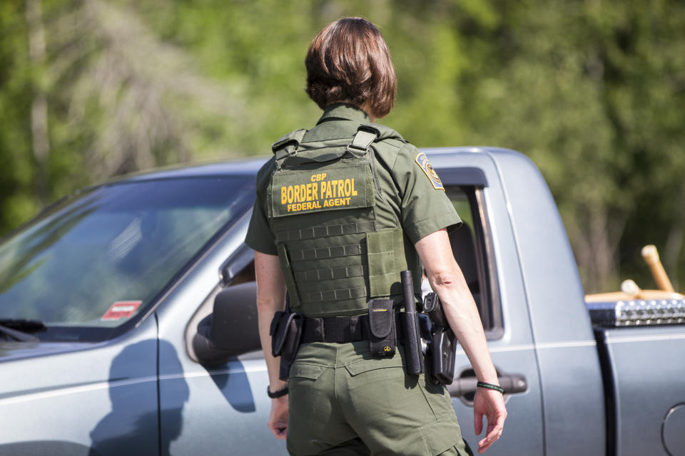 Agente de la Patrulla Fronteriza inspecciona un auto en la frontera con Canadá (Scott Eisen/Getty Images)