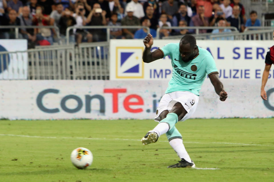 CAGLIARI, ITALY - SEPTEMBER 01: Romelu Lukaku of Inter scores his goal 1-2   during the Serie A match between Cagliari Calcio and FC Internazionale at Sardegna Arena on September 1, 2019 in Cagliari, Italy.  (Photo by Enrico Locci/Getty Images)