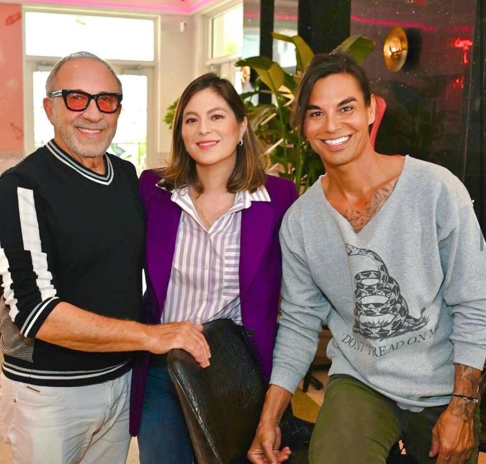 Chábeli y Julio Iglesias Jr con Emilio Estefan