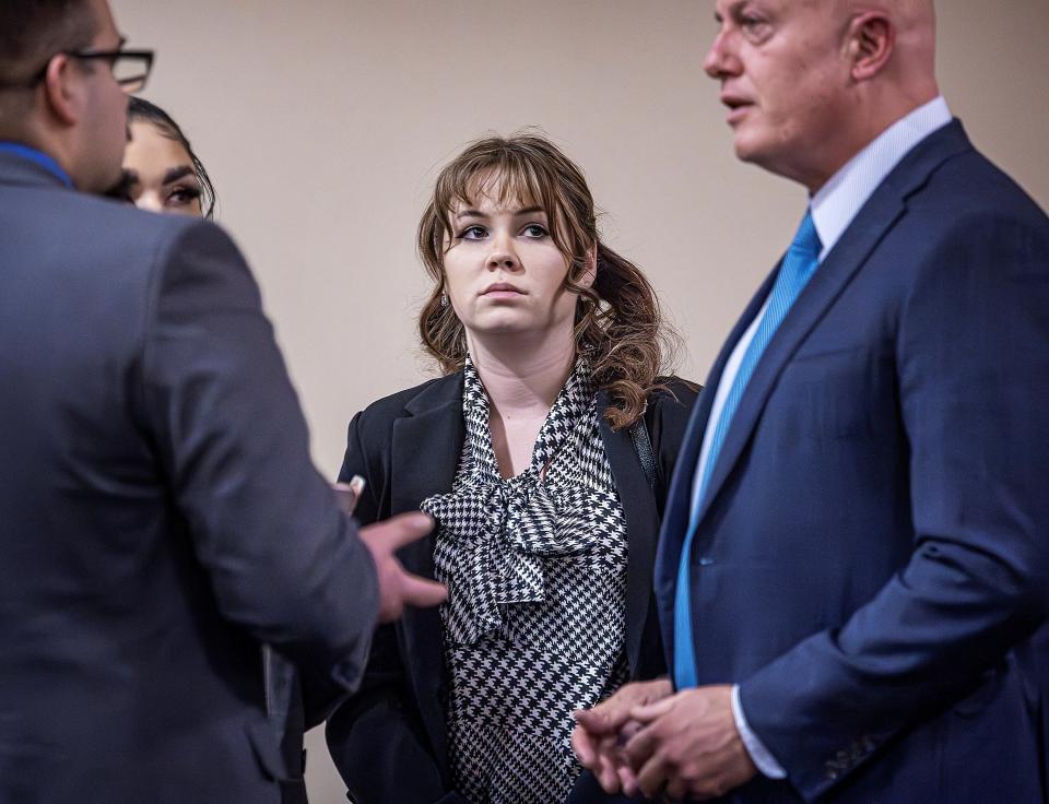 Hannah Gutierrez-Reed (center) talks with her attorney Jason Bowles (right) and her defense team during the trial against her in First District Court, in Santa Fe, N.M. on Friday, March, 1, 2024 (via REUTERS)