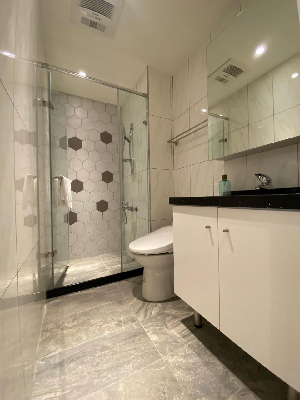 ▲命理專家指出，衛浴非常適合擺放鏡子，但忌諱正對馬桶。