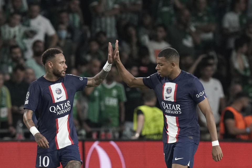 Neymar (izquierda) y Kylian Mbappé celebra luego que Mbappé anotó el segundo gol del Paris Saint-Germain en el partido contra Maccabi Haifa por la Liga de Campeones, el 14 de septiembre de 2022. (AP Foto/Ariel Schalit)