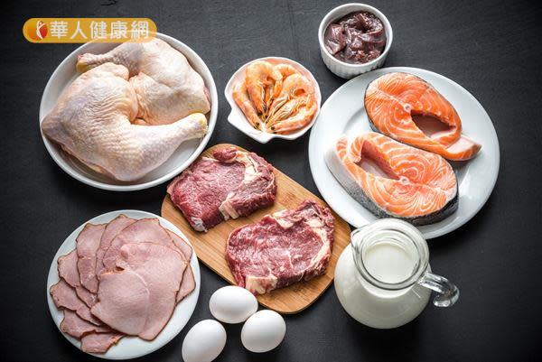 健康的蛋白質飲食，應優先選擇低脂海鮮、白肉和豆類食物，並盡量減少紅肉和加工肉品的攝取。