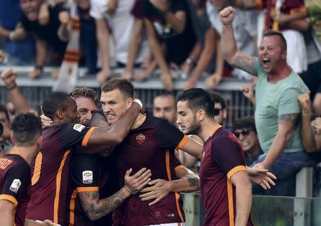 AS Roma's Edin Dzeko (C) celebrates with his team mates after scoring against Juventus during their Serie A soccer match at Olympic stadium in Rome, Italy, August 30, 2015. REUTERS/Alberto Lingria