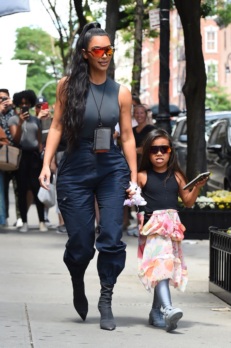 Kim Kardashian und North wurden ein paar Tage später erneut gesichtet – North trug ihre frisch geglätteten Haare offen. [Bild: Getty]