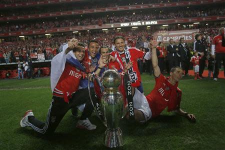 Benfica's players celebrate with the trophy after beating Olhanense and winning the Portuguese Premier League title at Luz stadium in Lisbon April 20, 2014. REUTERS/Hugo Correia