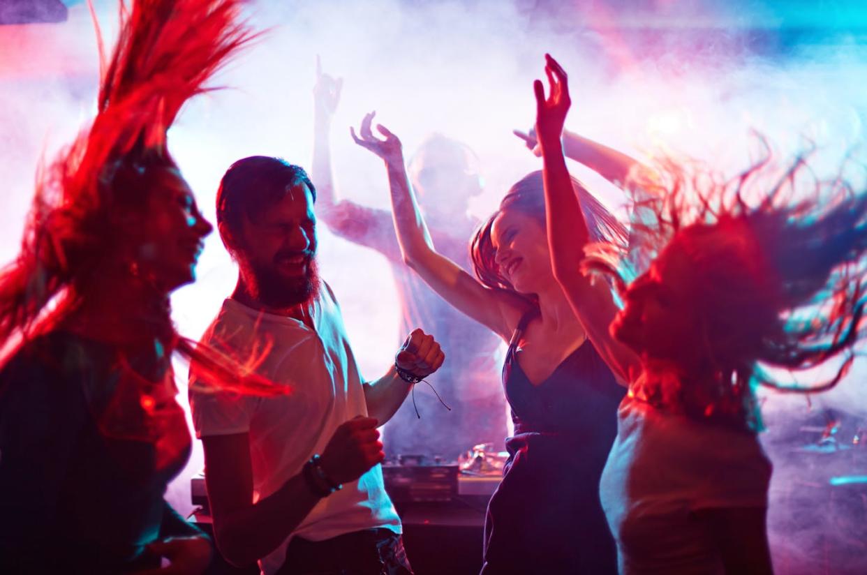 <a href="https://www.shutterstock.com/es/image-photo/group-energetic-friends-dancing-night-club-267308225" rel="nofollow noopener" target="_blank" data-ylk="slk:Pressmaster / Shutterstock;elm:context_link;itc:0;sec:content-canvas" class="link ">Pressmaster / Shutterstock</a>