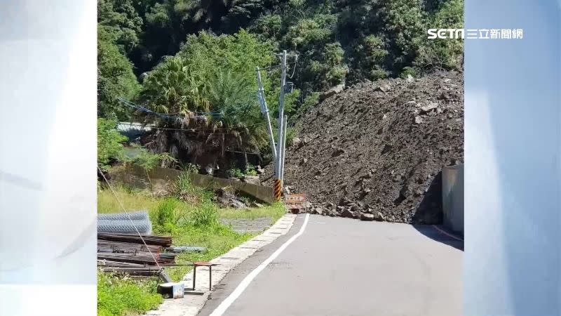 尖石秀巒村發生土石流，山壁碎石把部分房舍和馬路都淹沒。