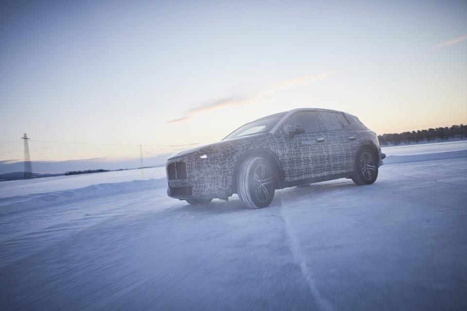 BMW iNEXT電動休旅原型車進行極地測試，證實冰雪地形依然可以狂