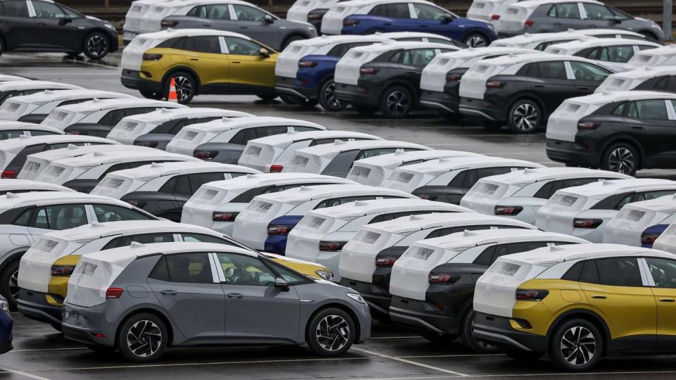 Neuwagen des Typs ID.3 und ID.4 stehen auf einem Parkplatz im Zwickauer Volkswagen-Werk. (Bild: dpa)
