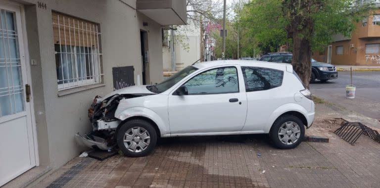 La imagen del auto tras estrellarse contra la vivienda