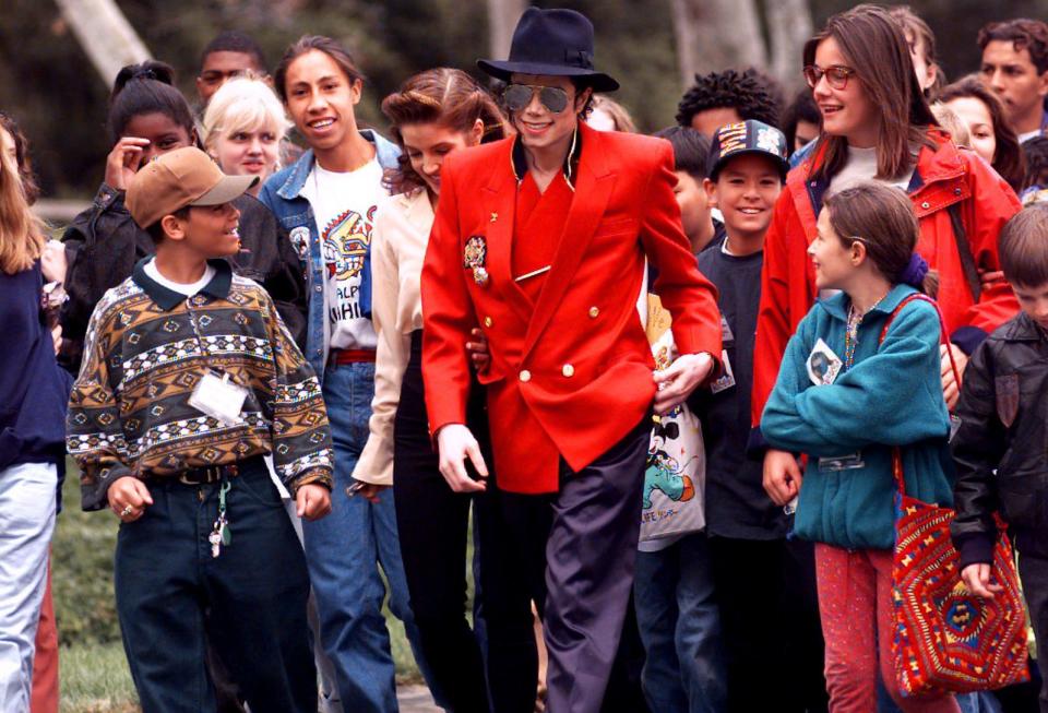 Michael Jackson and his then-wife Lisa Marie Presley, giving children a tour of his Neverland ranch in 1995. (Photo: ASSOCIATED PRESS)