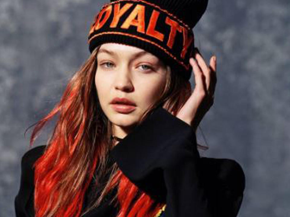 Auch Schwester Gigi Hadid kann sich in der Herbst/Winter-Saison 2017/2018 nicht über zu wenig Arbeit beklagen. Die 22-Jährige posiert unter anderem für Versace, und zwar mit einem ungewohnten roten Ombré in den Haaren. (Bild-Copyright: versace_official/Instagram)