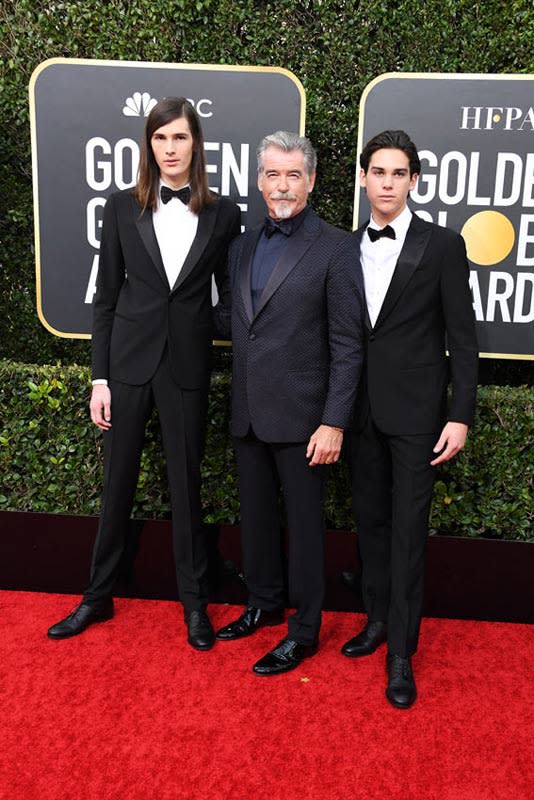 Pierce Brosnan y sus dos hijos pequeños en los Globos de Oro