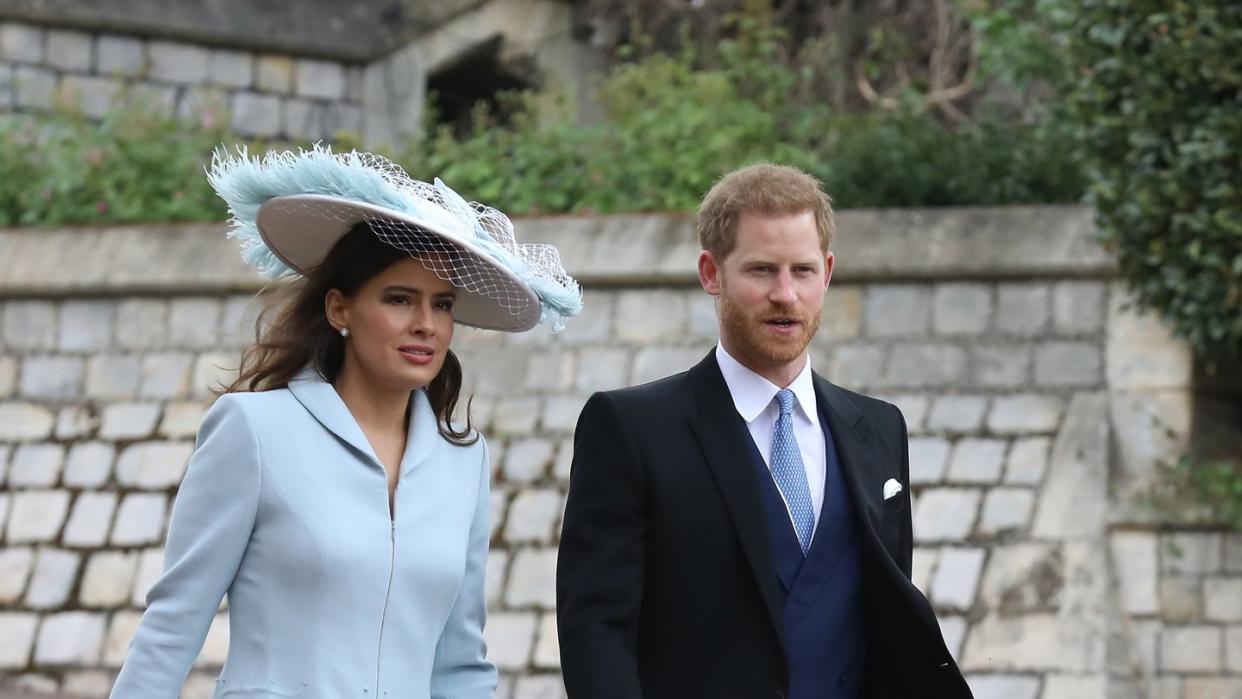 Ohne Meghan: Prinz Harry mit Lady Sophie Windsor (l), einer Schwägerin der Braut, auf dem Weg zur Hochzeit von Lady Gabriella Windsor und Thomas Kingston. Foto: