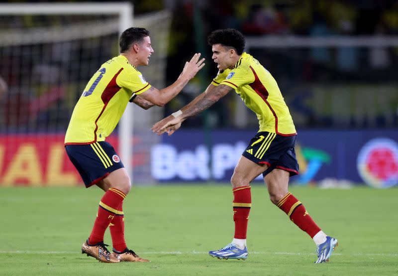 FOTO DE ARCHIVO. El delantero colombiano Luis Díaz cdelebra con James Rodríguez el primer gol de la selección Colombia en un partido contra Brasil por la eliminatoria Sudamericana clasificatoria al Mundial 2026 en el estadio Metropolitano de Barranquilla