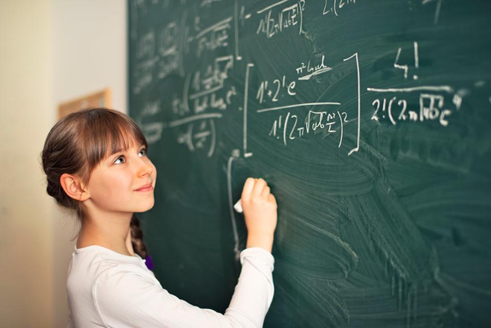 In einem der Tests bearbeiteten die Schüler Matheaufgaben. Dabei schnitten Einzelkinder besser ab. - Copyright: getty images