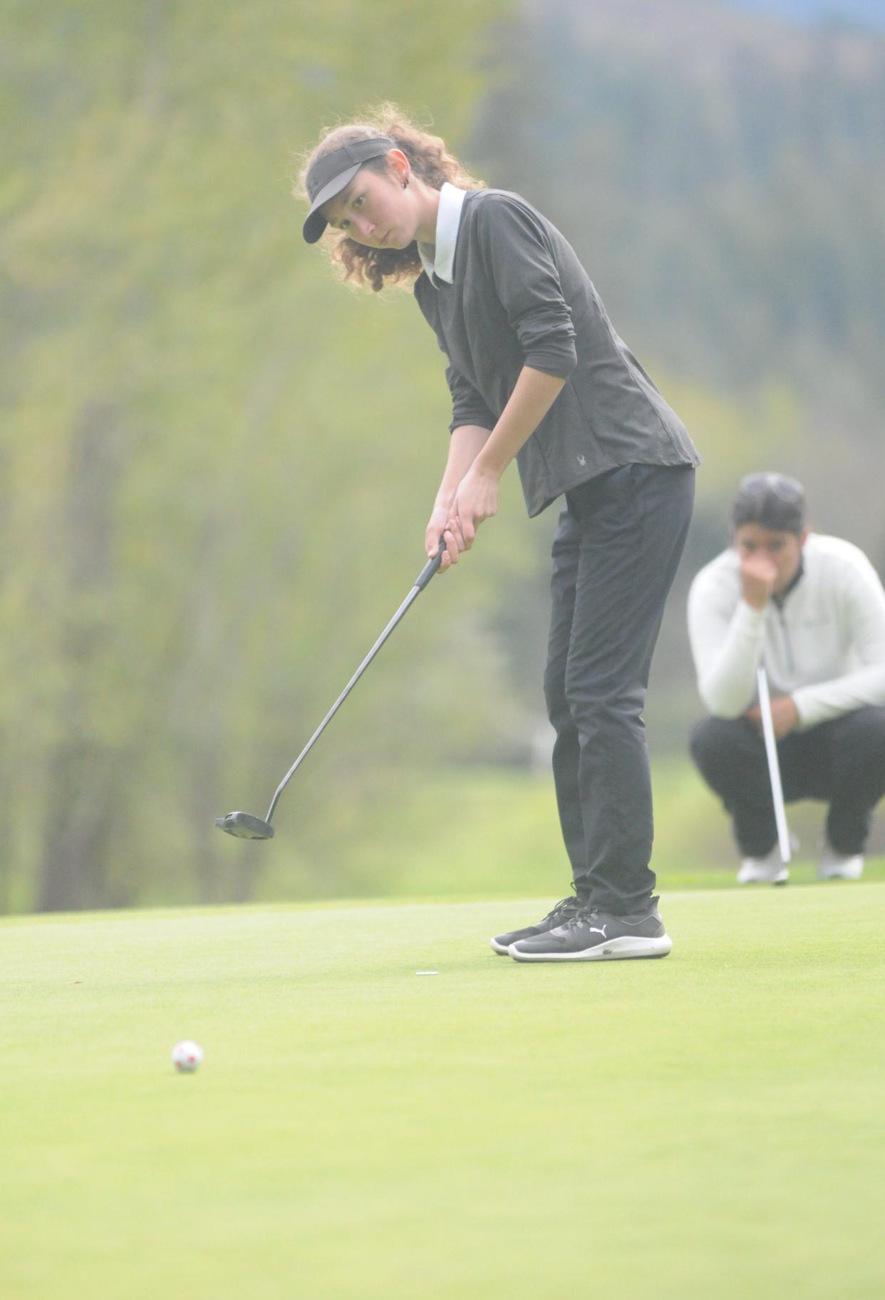 North Eugene's Francesca Tomp hits a putt during the 5A Midwestern League District Championships Wednesday, May 1, 2024, at Tokatee Golf Club in McKenzie Bridge, Ore.