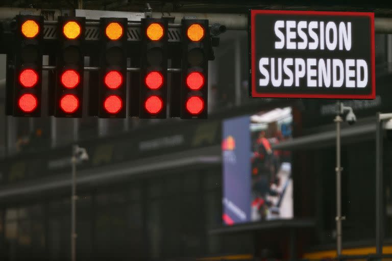 El inicio de la carrera se retrasó debido al clima. Al final, ni siquiera se corrió