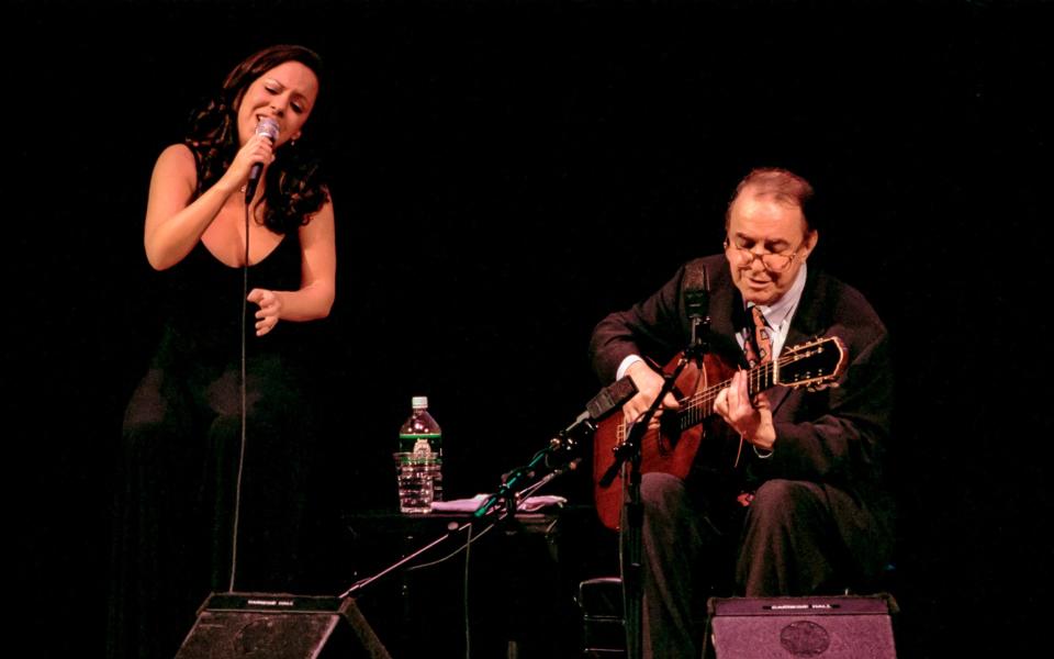 Bebel and João Gilberto perform together in 1998; the latter passed away one year ago - Jack Vartoogian/Getty